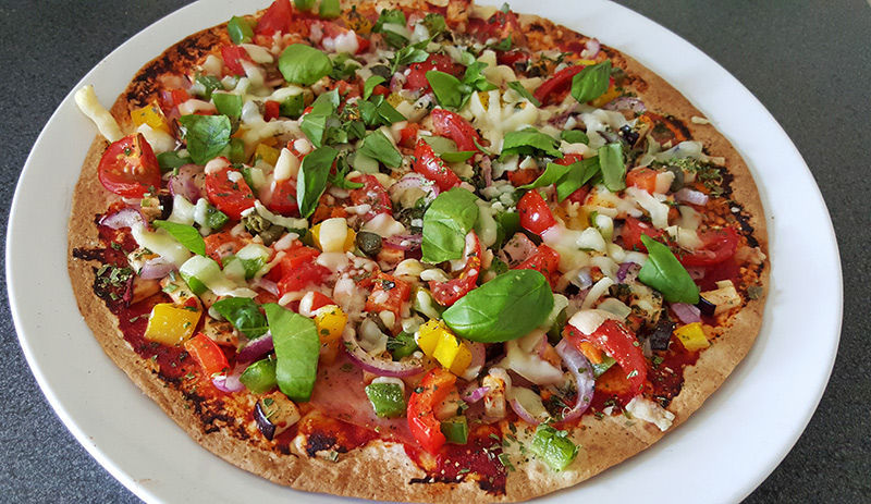 Wrappizza met aubergine, tomaat, paprika en ham