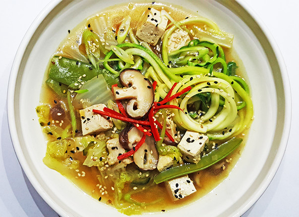 Chinese groentesoep met tofu en zoodles