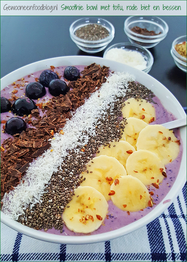 Smoothie Bowl met rode biet, tofu en blauwe bessen