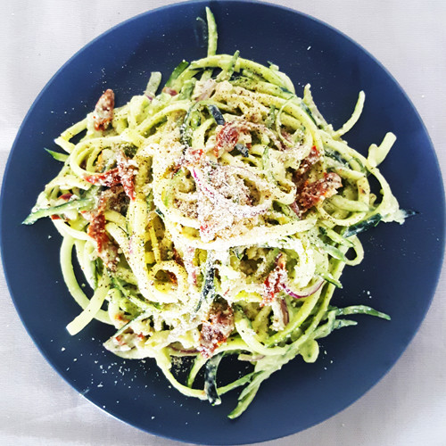 Courgetti met avocado-cashewnoten saus