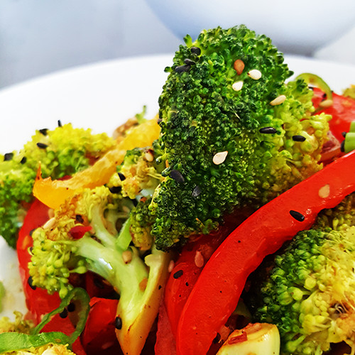 Broccoli uit de wok met gember en sesamzaad