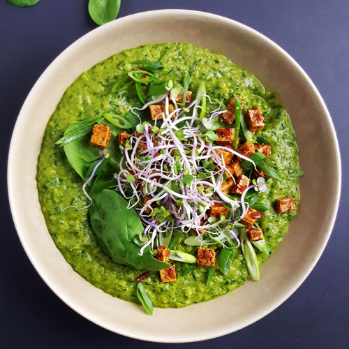 Broccolisoep met kokosmelk en spinazie