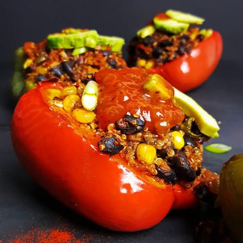 Gevulde paprika met quinoa en zwarte bonen