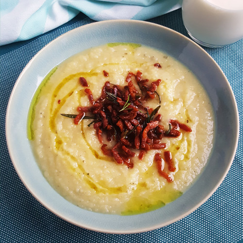 Knolselderijsoep met zoete aardappelen, rozemarijn en bacon