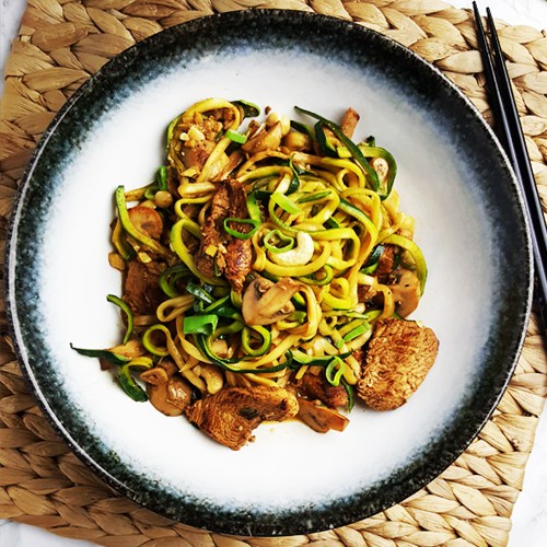 Hoisin kalkoen met courgette noedels en champignons