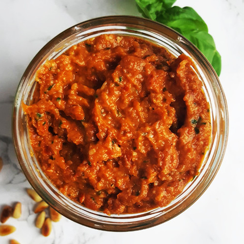 Rode pesto maken van zongedroogde tomaten