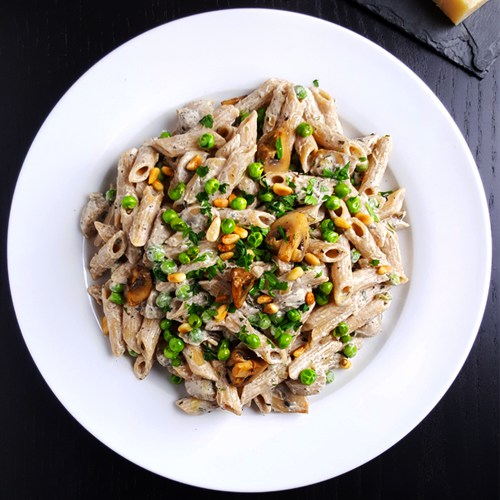 Pasta met champignons, doperwten en ricotta