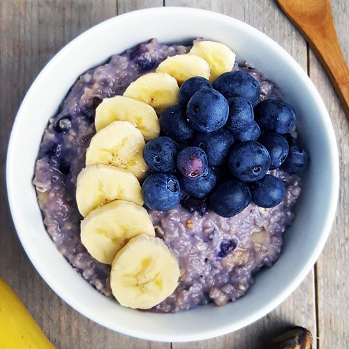 Havermoutpap met blauwe bessen, banaan en vanille