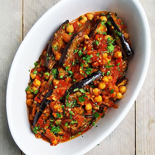 Arabische aubergineschotel met kikkererwten en tomaten | Gewooneenfoodblog.nl