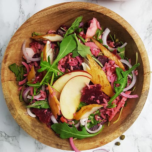 Rijstsalade met makreel, rode biet en mierikswortel