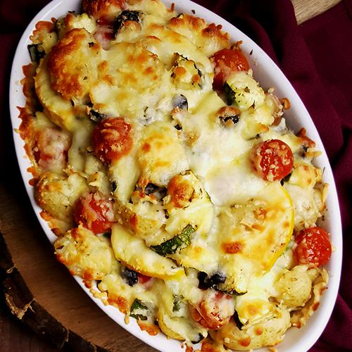 Mediterrane courgette gratin met tomaatjes, krieltjes en olijven