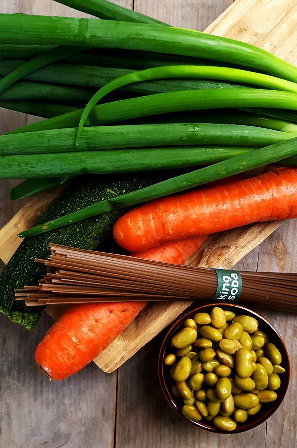 Ingrediënten noedelsalade met courgette, wortel en sojabonen | Gewooneenfoodblog.nl