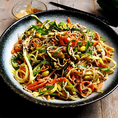 Soba noedelsalade met courgette, wortel en sojabonen | Gewooneenfoodblog.nl