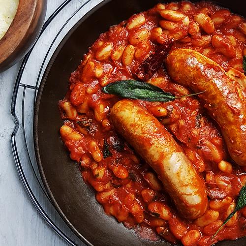 Worstjes met cannellini bonen, tomatensaus en salie (Salsiccia e Fagioli)