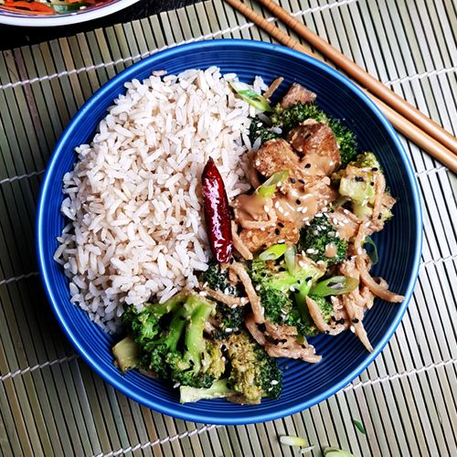 Roerbakschotel met tofu, broccoli en sesam-misosaus | Gewoon een foodblog!