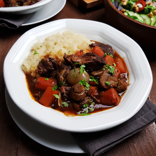 Boeuf bourguignon (Rundvlees met rode wijn, wortels en champignons)