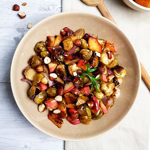 Geroosterde spruitjes met rode ui, ahornsiroop en appel | Gewoon een foodblog!