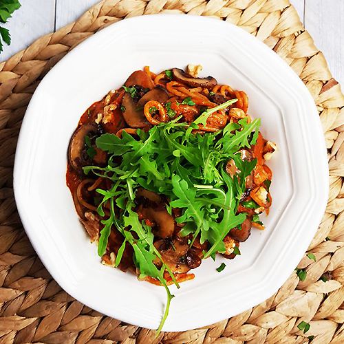 Pasta met geroosterde paprikasaus, balsamico-champignons en rucola | Gewooneenfoodblog.nl