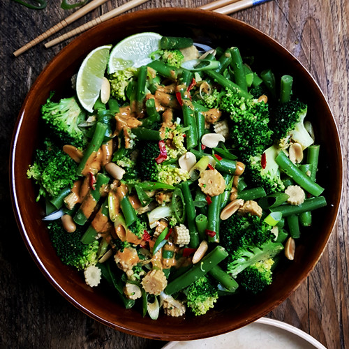 Thaise sperziebonensalade met broccoli en pindadressing | Gewooneenfoodblog.nl