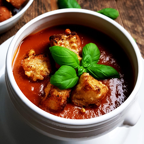 Geroosterde-tomatensoep met basilicum en kaascroutons