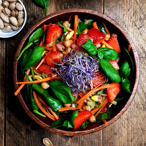 Spinaziesalade met aardbeien, kikkererwten en balsamicodressing