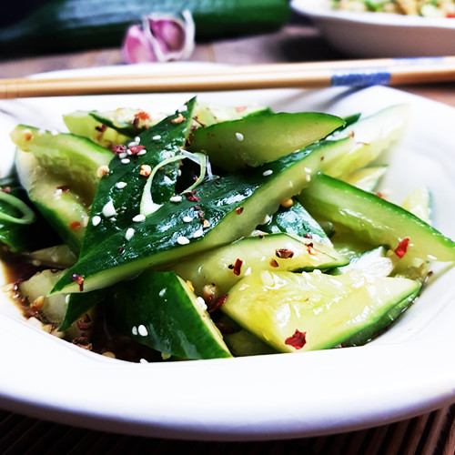 Chinese gekneusde komkommers met knoflook en sesamolie